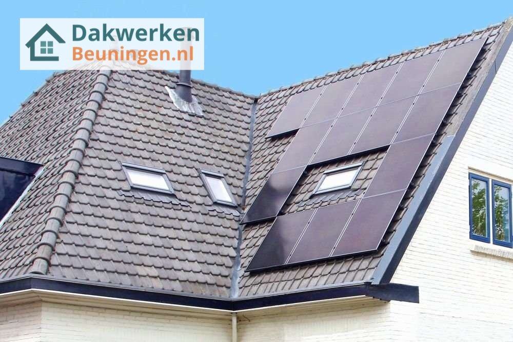 Dakpannen met zonnepanelen en kilgoot